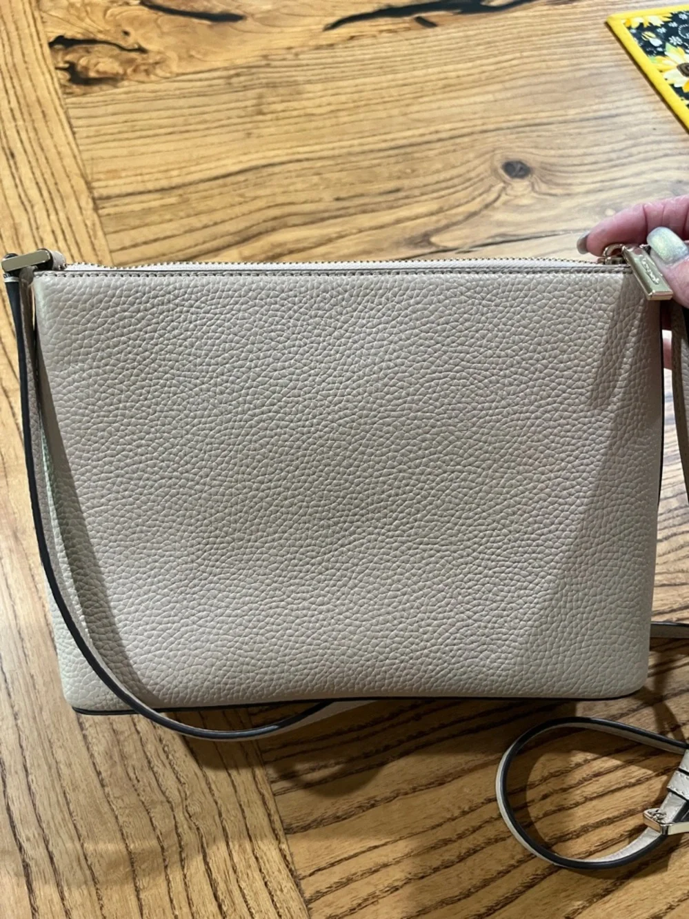 kate spade pebble leather crossbody in light beige with gold logo - Picture 3 of 10